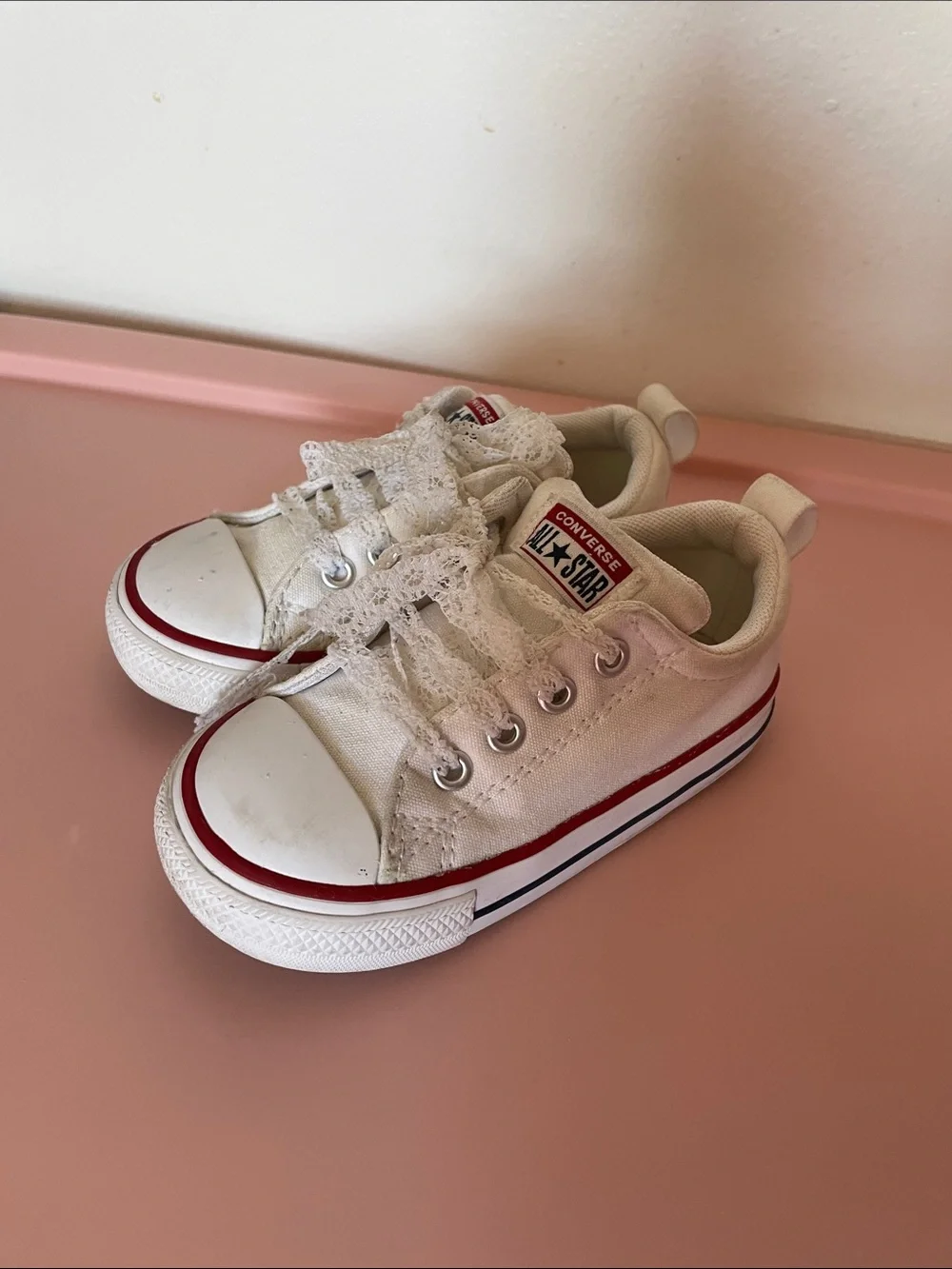 Converse low with elastic